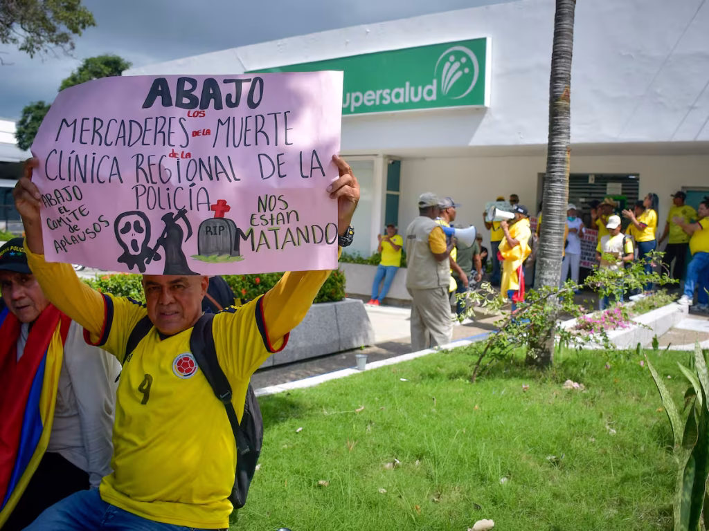 Pensionados de la Policía protestan por presuntas deficiencias en atención de salud en Barranquilla